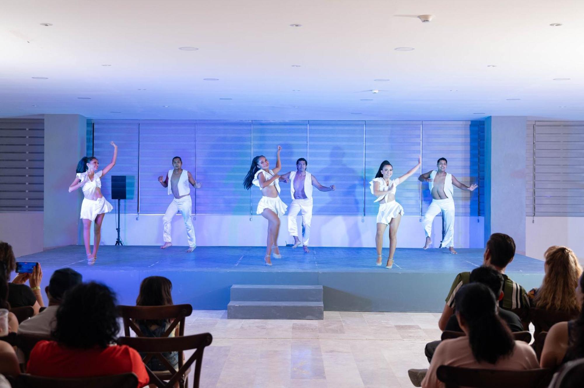 Ritz Acapulco All Inclusive Ngoại thất bức ảnh Entertainment at a resort