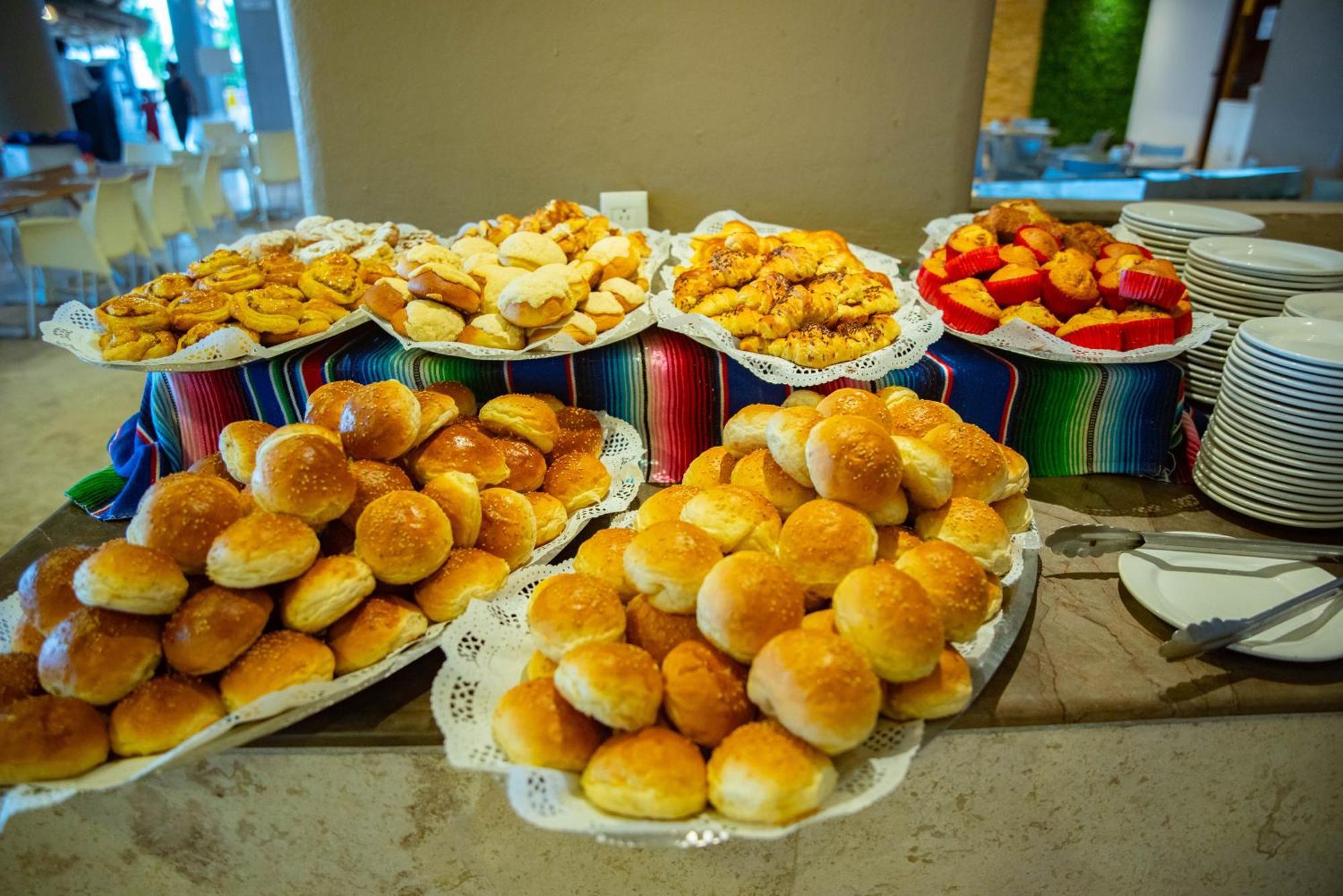 Ritz Acapulco All Inclusive Ngoại thất bức ảnh Buns and pastries