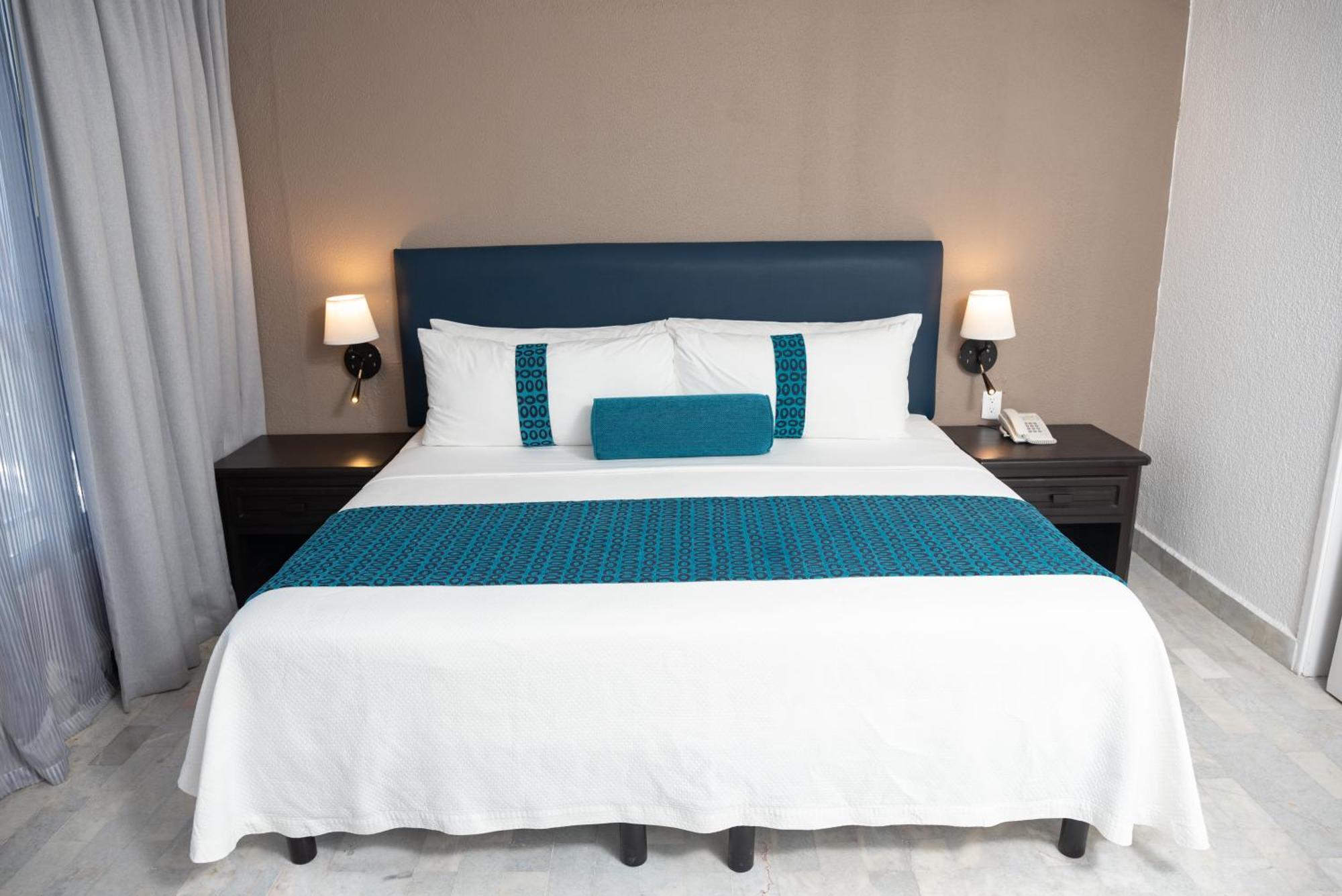 Ritz Acapulco All Inclusive Ngoại thất bức ảnh A bed with a bed runner
